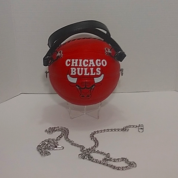 NWT LIMITED EDITION HANDMADE CHICAGO BULLS SMALL BASKETBALL PURSE 🏀 - Picture 11 of 17